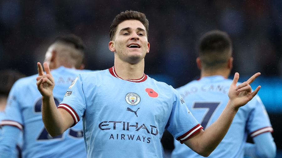 Julián Álvarez comemora gol pelo Manchester City - ADRIAN DENNIS / AFP