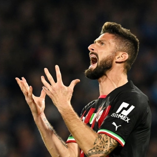 Giroud perde pênalti, mas garante classificação do Milan sobre o