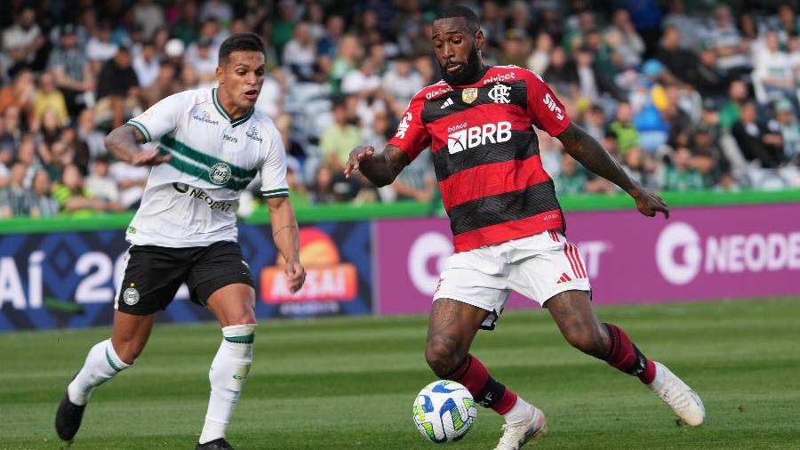 Robson, do Coritiba, e Gerson, do Flamengo, em ação no jogo pelo Brasileiro