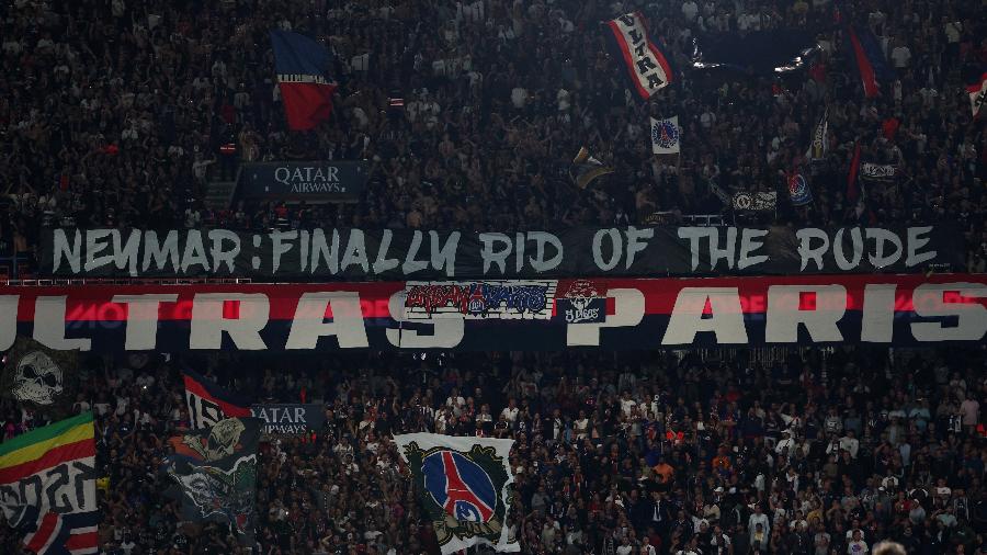 Torcida do PSG exibe faixa contra Neymar