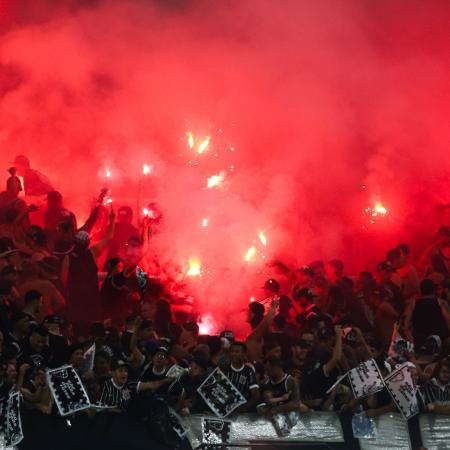 Torcedores do Corinthians acedem sinalizadores antes de jogo contra Fortaleza pela Sul-Americana