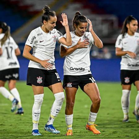 Millene e Gabi Portilho comemoram gol do Corinthians contra o Palmeiras na final da Libertadores feminina