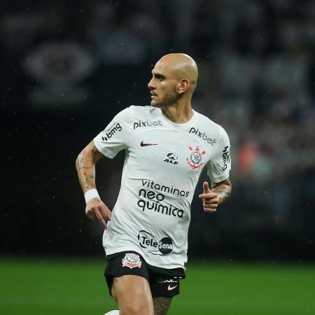 Fábio Santos, lateral do Corinthians, durante partida contra o Santos no Brasileirão