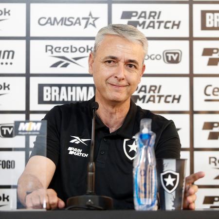 Tiago Nunes durante apresentação no Botafogo