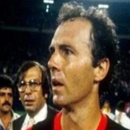 Beckenbauer com a camisa do Flamengo após a despedida de Carlos Alberto Torres
