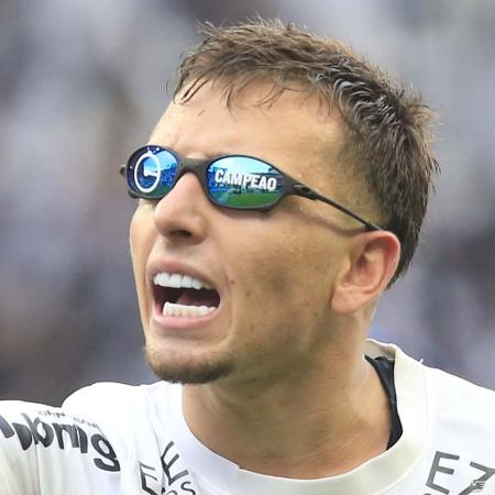 Ryan, volante do Corinthians, comemora título da Copinha sobre o Cruzeiro