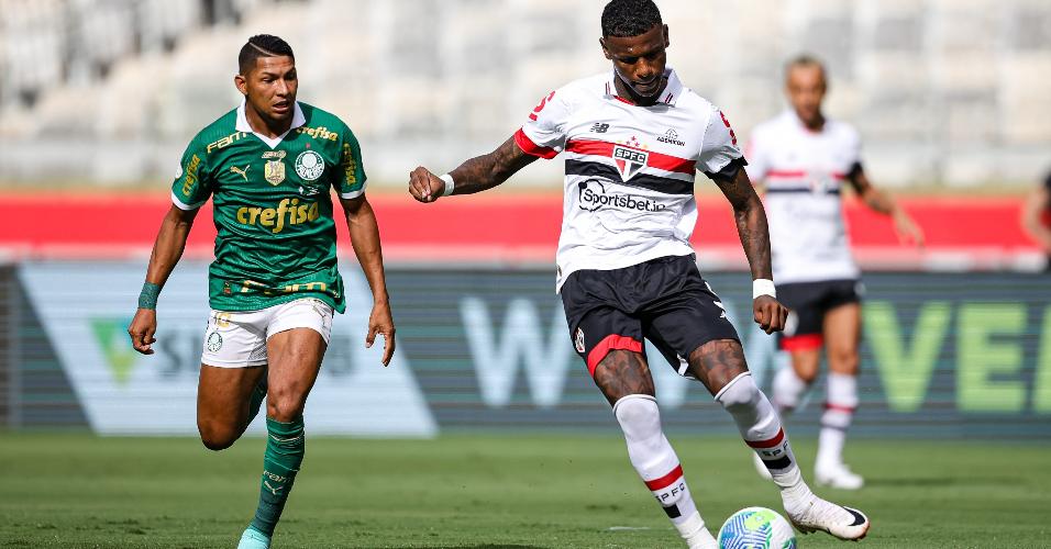 Arboleda e Rony disputam lance no jogo entre Palmeiras e São Paulo, na Supercopa do Brasil