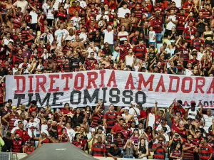 Torcida do Fla leva faixa de protesto para o Maracanã: 'Diretoria amadora'