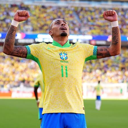 Raphinha celebra gol marcado sobre o Colômbia em partida da Copa América