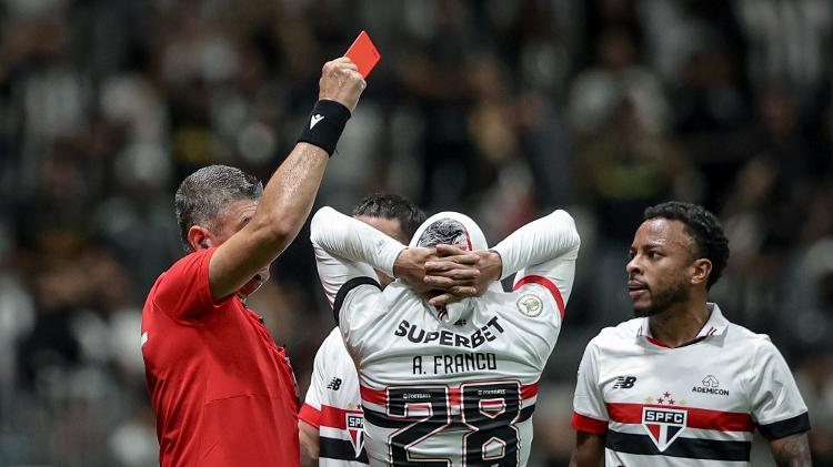 Marcelo de Lima Henrique expulsa Alan Franco durante Atlético-MG x São Paulo