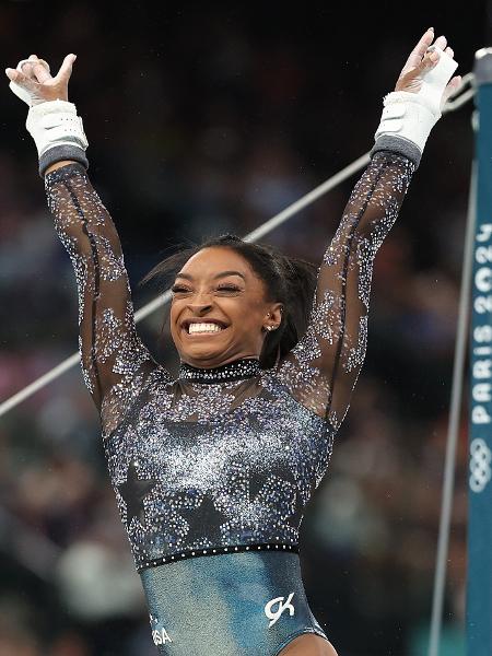 Simone Biles comemora após se apresentar nas Olimpíadas de Paris 2024