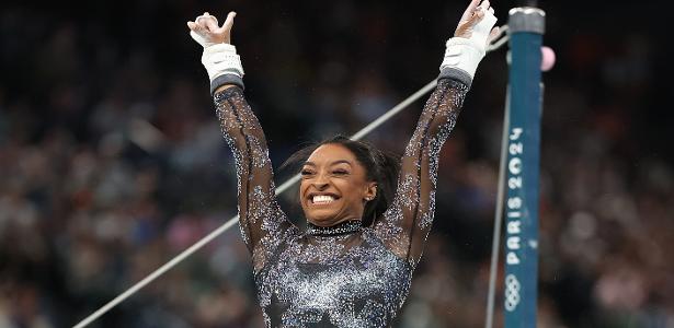 Biles performs for Lady Gaga and Snoop Dogg, but calf worries