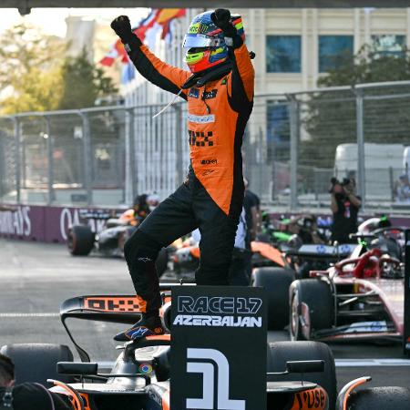 Oscar Piastri, da McLaren, celebra sua segunda vitória na carreira, no GP do Azerbaijão de F1 - Andrej ISAKOVIC / AFP