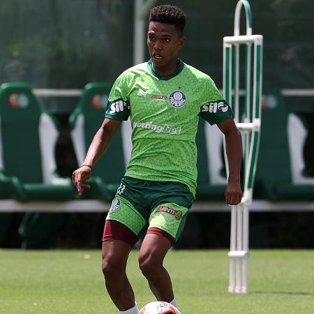 Estêvão durante treino do Palmeiras na Academia de Futebol