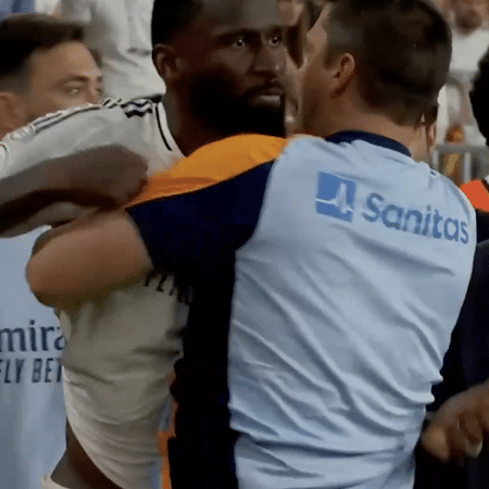 Zagueiro Antonio Rudiger atirou objeto contra o árbitro na final entre Real Madrid e Barcelona Zagueiro Antonio Rudiger atirou objeto contra o árbitro na final entre Real Madrid e Barcelona