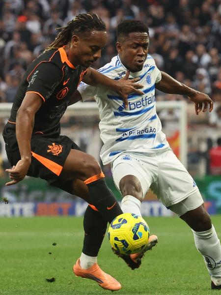 Carrillo em ação durante Corinthians x Cruzeiro, jogo da Copa do Brasil