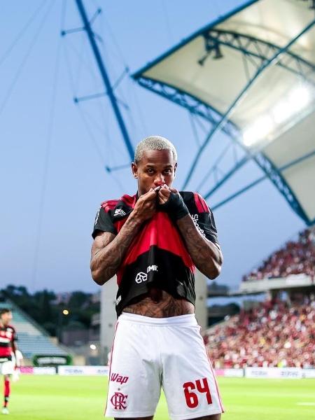 Wallace Yan chora após gol pelo Flamengo: 'Passei por uma fase difícil'
