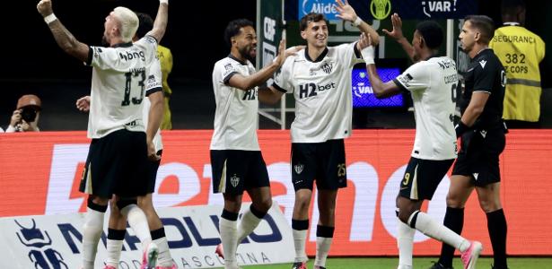 Palmeiras não aproveita 'mãozinha' do SP e perde para o Galo em casa