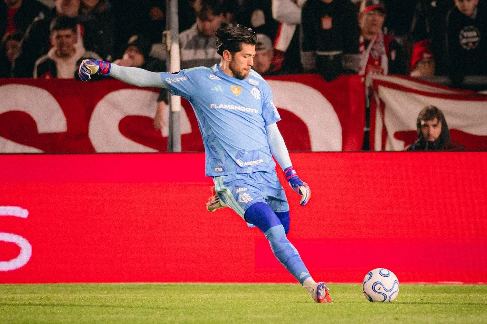 Goleiro Rossi em ação pelo Flamengo na partida contra o Estudiantes, pela Copa Libertadores - undefined