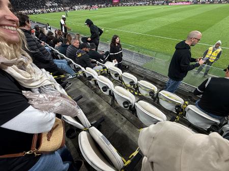 As cadeiras que foram reservadas para Seedorf e equipe acompanharem o empate entre Corinthians e Vitória As cadeiras que foram reservadas para Seedorf e equipe acompanharem o empate entre Corinthians e Vitória