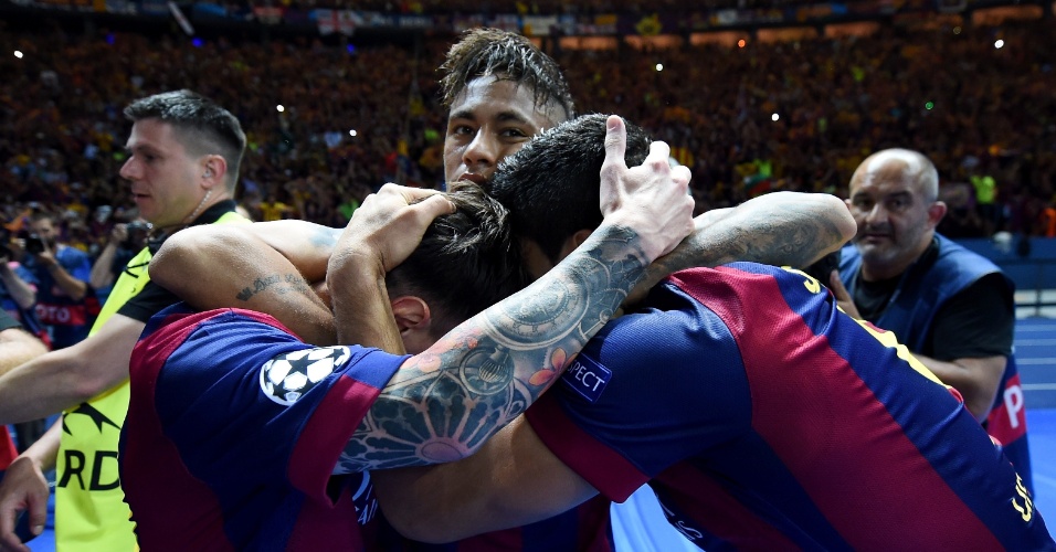 06.jun - Neymar abraça Suárez e Messi, depois de o Barcelona marcar o segundo dos três gols sobre a Juventus, em 3 a 0 na final da Liga dos Campeões. Trio fez sucesso em 2015