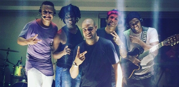 Adriano posa com o grupo Curtindo a Vida, que tocou na sua festa de aniversário - Divulgação