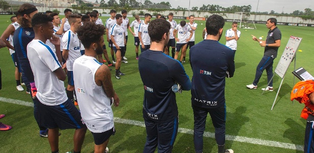 Carille orienta o grupo de jogadores corintianos antes de treino - Daniel Augusto Jr. / Ag. Corinthians