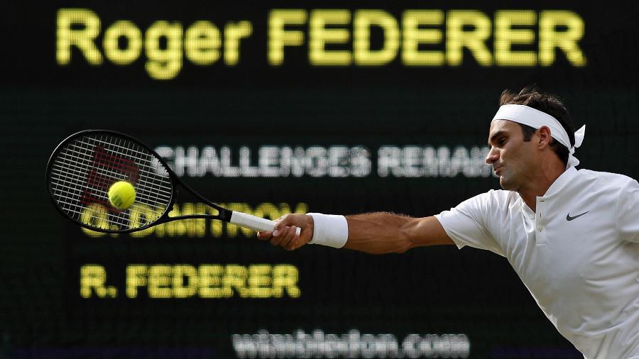 Roger Federer, em jogo contra Grigor Dimitrov pela quarta rodada de Wimbledon 2017 - Adrien Dennis/AFP Photo