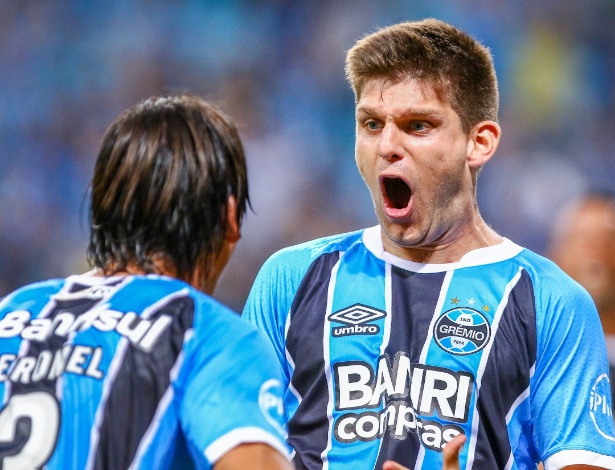 Camisa tricolor, modelo 2017, terá número do jogador aplicado na parte frontal - LUCAS UEBEL/GREMIO FBPA