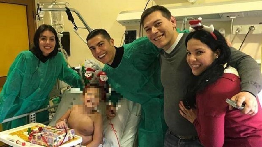 Cristiano Ronaldo visita hospital Turim