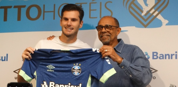 Goleiro Júlio César apresentado pelo Grêmio, onde aturará por dois anos - Marinho Saldanha/UOL