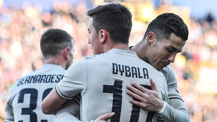 Dybala comemora gol com Cristiano Ronaldo - Tiziana FABI / AFP