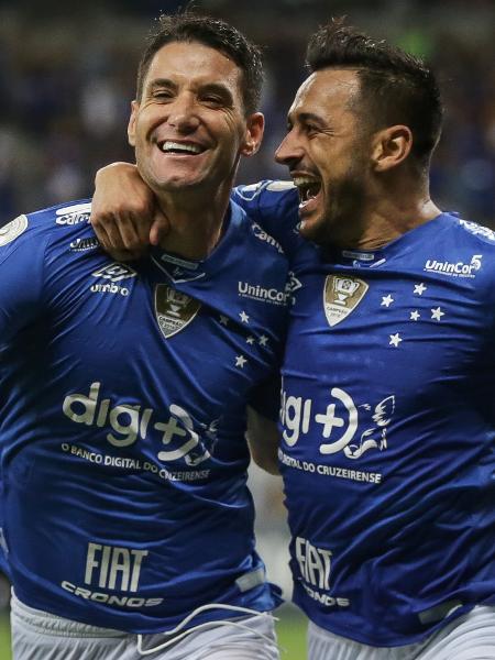 Thiago Neves comemora gol pelo Cruzeiro junto de Robinho - Thomás Santos/AGIF - Thomás Santos/AGIF