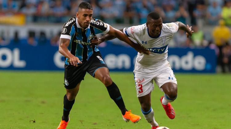 Michel disputa bola durante Grêmio x Universidad Católica - Jeferson Guareze/AGIF - Jeferson Guareze/AGIF