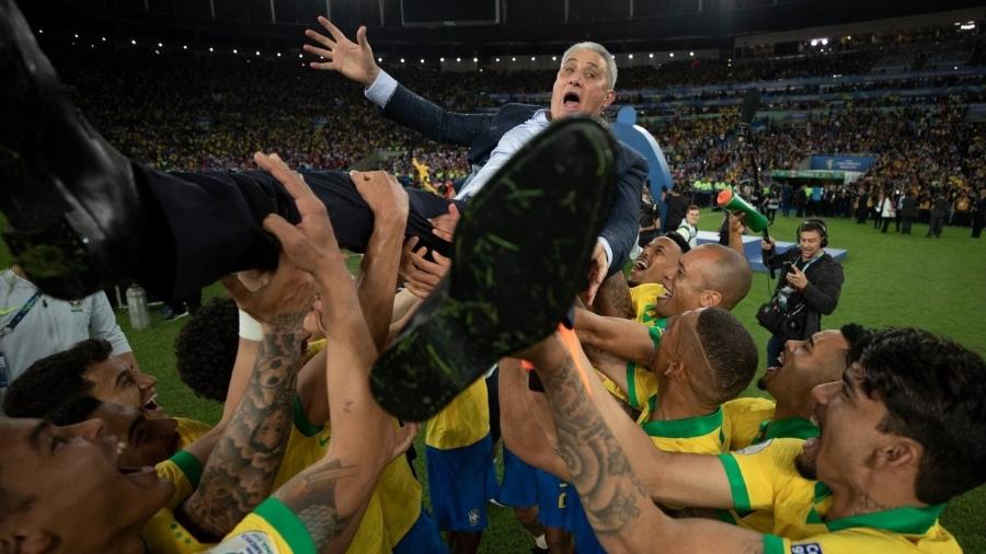 Tite é lançado para o alto pelos jogadores após a conquista da Copa América - Lucas Figueiredo/CBF