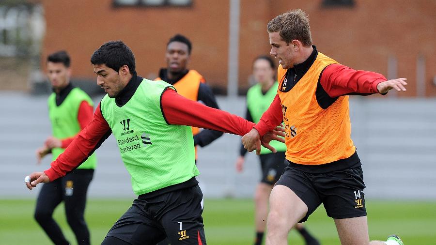 Jordan Henderson tenta roubar a bola de Luis Suárez durante treinamento do Liverpool em 2013 - John Powell/Liverpool FC/Getty Images