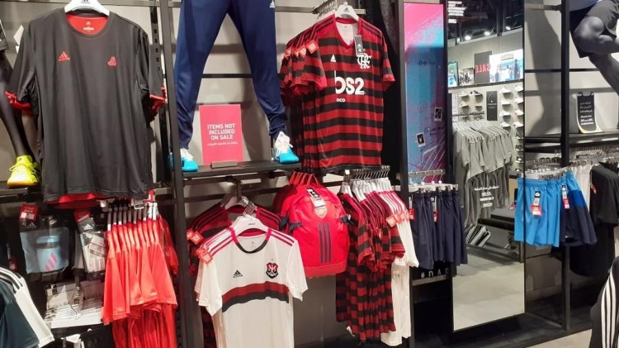 Camisas do Flamengo são encontradas em lojas da fornecedora em Doha, no Qatar - Leo Burlá / UOL