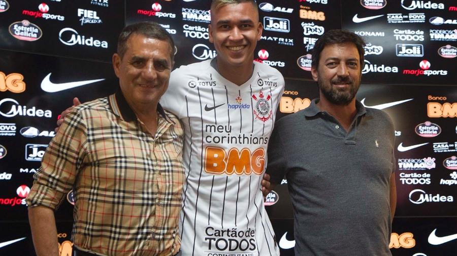 Cantillo entre os diretores do Corinthians, Jorge Kalil, e Duilio Monteiro Alves - Daniel Augusto Jr. / Ag. Corinthians