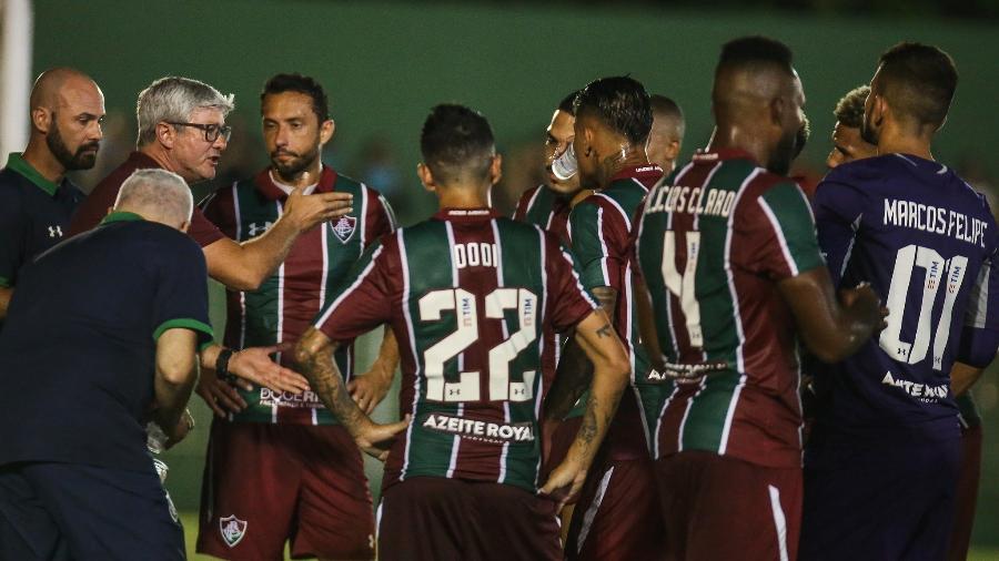Odair Hellmann passa instruções aos jogadores do Fluminense, em partida contra Cabofriense - FOTO: Lucas Merçon / Fluminense F.C.