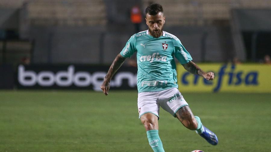 Lucas Lima em ação no confronto entre Palmeiras e Oeste, no Pacaembu - Marcello Zambrana/AGIF