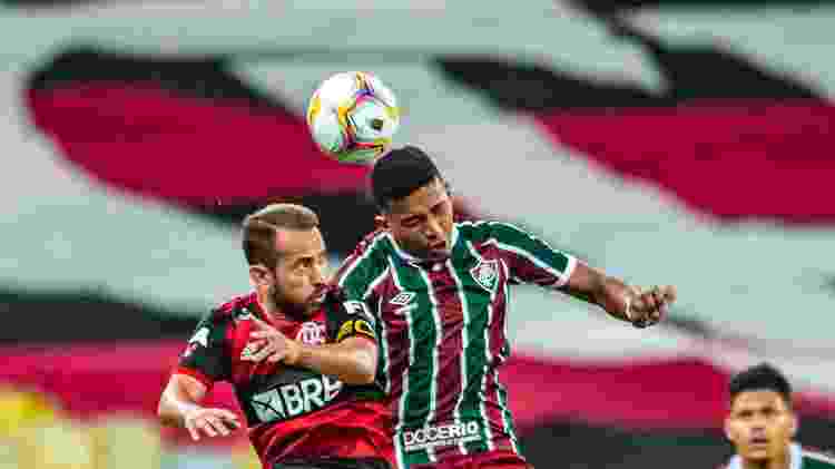 Everton Ribeiro, do Flamengo, disputa lance com adversário do Fluminense na final do Campeonato Carioca 2020 - Marcelo Cortes / Flamengo - Marcelo Cortes / Flamengo