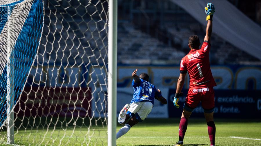 Cacá, zagueiro do Cruzeiro, celebra gol diante da URT - Bruno Haddad/Cruzeiro