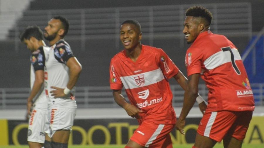 Bill, atacante emprestado do Flamengo ao CRB, em campo pelo clube alagoano - Ascom/CRB