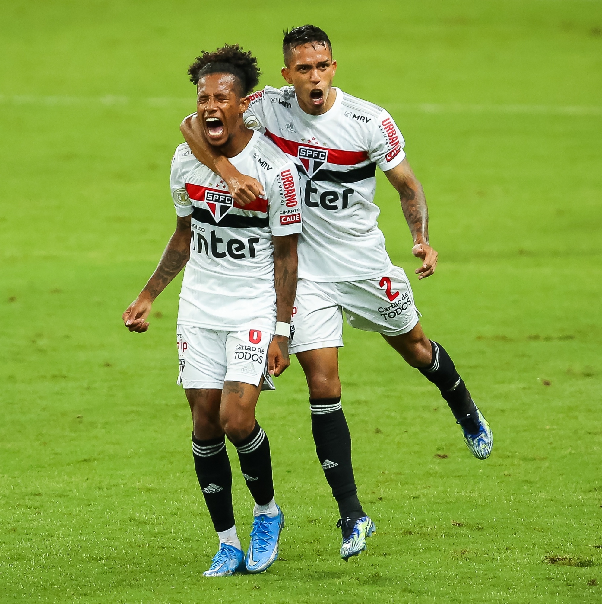 São Paulo vence o Grêmio, encerra jejum e segue na briga pelo título