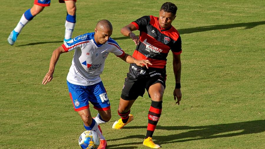 Samuel e Nino Paraíba disputam lance em Vitória x Bahia pela Copa do Nordeste 2021: SBT goleou Globo no Ibope em Salvador - Jhony Pinho/AGIF