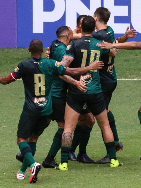 Jogadores do América-MG comemoram gol diante do Cruzeiro - Fernando Moreno/AGIF