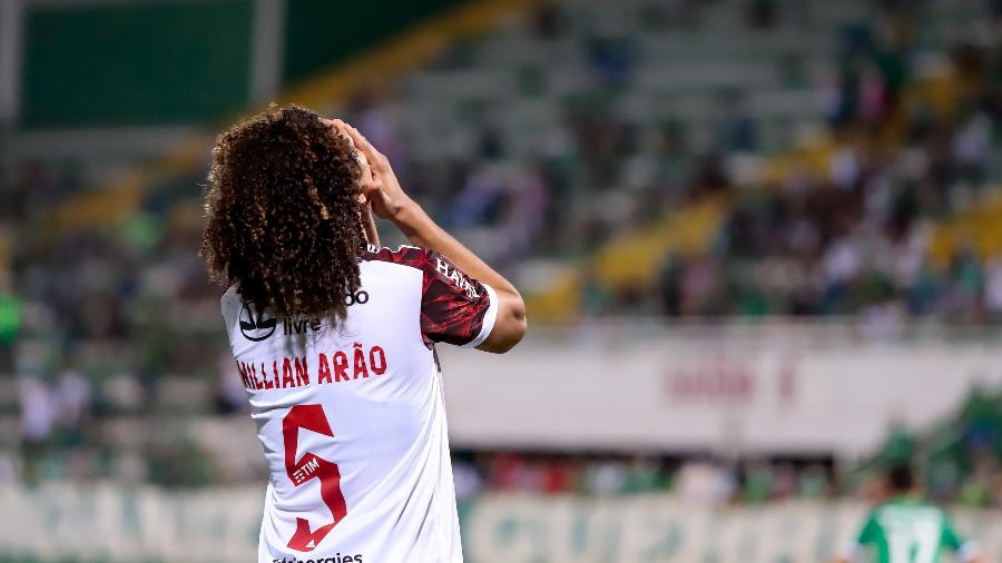 Willian Arão lamenta chance perdida pelo Flamengo, em partida contra a Chapecoense - Dinho Zanotto/AGIF