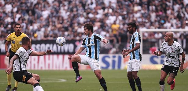 Corinthians empata com gol de Renato Augusto e deixa Grêmio perto da queda