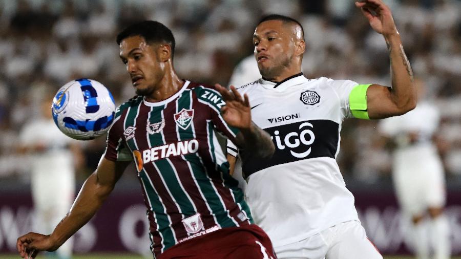 Cristiano, do Fluminense, disputra bola com Richard Ortiz, do Olimpia, pela Copa Libertadores - Nathalia Aguilar / POOL / AFP