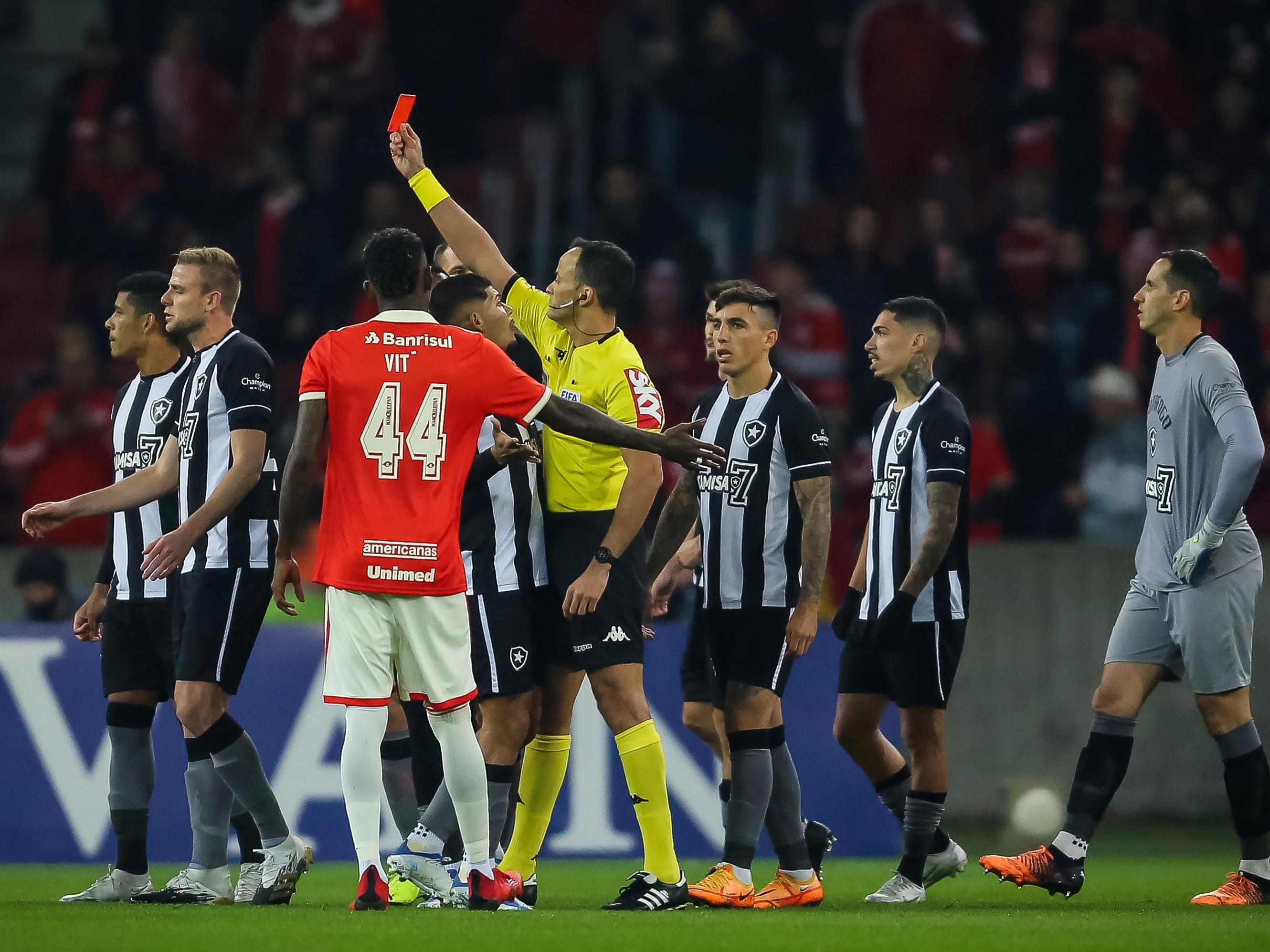 Jogadores do Botafogo ficam na bronca com árbitro por encerrar jogo antes  de falta e geram confusão; veja! - Lance!